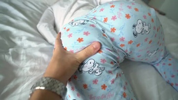 A mostoha bátyója kolbászáról fantáziált és egy fergetegeset élvezett miközben teletüzelte Thumb