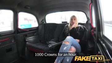Nem csak megcirógatta hanem meg is gyömöszölte a szexis magyarországi leányzót Thumb