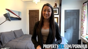 Vidáman felszökkent a felizgatott érdeklődője fütykösére a perverz ingatlanügynök csaj Thumb