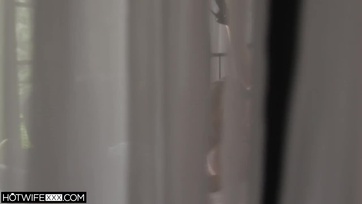 Felinvitálta magához a keményfarkú fószert hogy megugrálja a faszát a megcsaló milf nőci Thumb