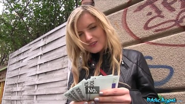 Hazasétált az utca ügynökkel a dögös szőkehajú tanárnőci miután bezsebelte a pénzt Thumb