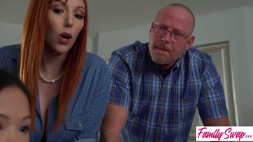 A mostohaszülei előtt baszta meg a mostohahúga feszes pináját majd négyesben folytatták Thumb