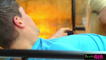 A cuki fiatal csaj a pesti barátosnőjével szövetségben pattant fel a mostohabátyója kolbászára Thumb