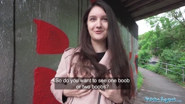 Az túlontúl tündibündi kolis suna a szabad levegőn kapta be az utca ügynök kolosszális dárdáját Thumb