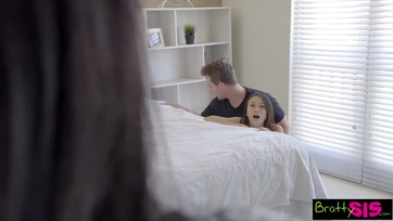 A legizgatóbb meggyszínű fehérneműjében várta a keményfarkú mostohabratyóját a faszimádó liba Thumb