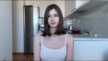 Leesett a köpeny miközben a lakótársnőm puniját flexeltem így önkéntelenül belespricceltem Thumb