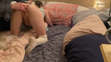 Megdörzsölte a szunnyadó tini ribanc vagináját és hátsóját majd doggy-pózban bedugta a cerkáját Thumb